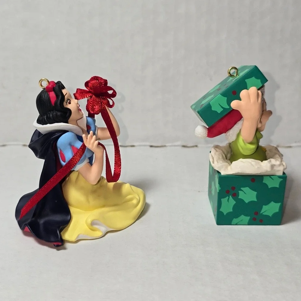Hallmark Keepsake Snow White Set of 2 Anniversary Edition Ornaments & Dopey!‎